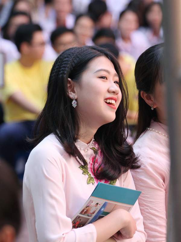 Những cô gái xinh xắn trong lễ bế giảng rợp sắc vàng trường Nguyễn Bỉnh Khiêm 11