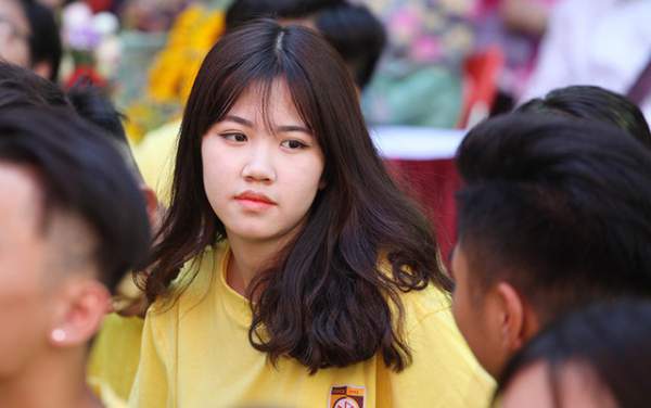 Những cô gái xinh xắn trong lễ bế giảng rợp sắc vàng trường Nguyễn Bỉnh Khiêm 8