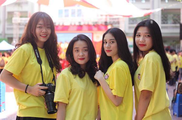 Những cô gái xinh xắn trong lễ bế giảng rợp sắc vàng trường Nguyễn Bỉnh Khiêm 4