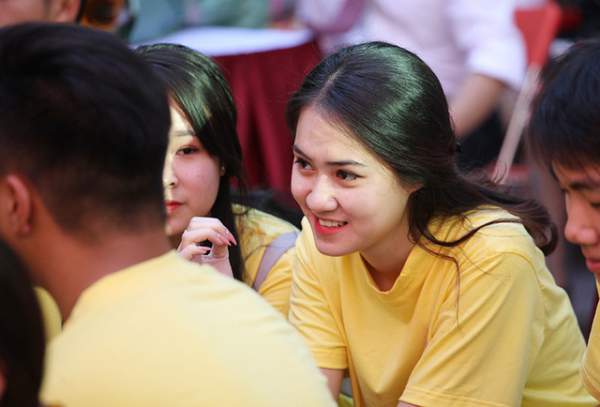 Những cô gái xinh xắn trong lễ bế giảng rợp sắc vàng trường Nguyễn Bỉnh Khiêm 6