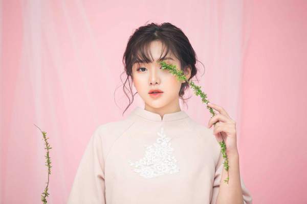 Nữ sinh trường Báo vào vai “bạn gái” ngọt ngào trong MV mới của Isaac 5