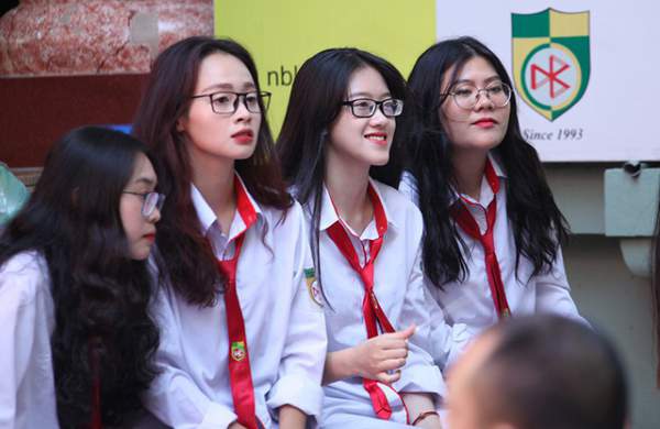 Những cô gái xinh xắn trong lễ bế giảng rợp sắc vàng trường Nguyễn Bỉnh Khiêm 14