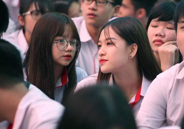 Những cô gái xinh xắn trong lễ bế giảng rợp sắc vàng trường Nguyễn Bỉnh Khiêm 13