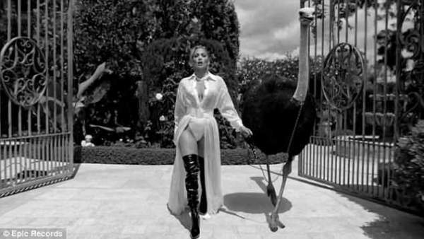 Jennifer Lopez đeo nữ trang 4,5 triệu USD trong MV mới 4