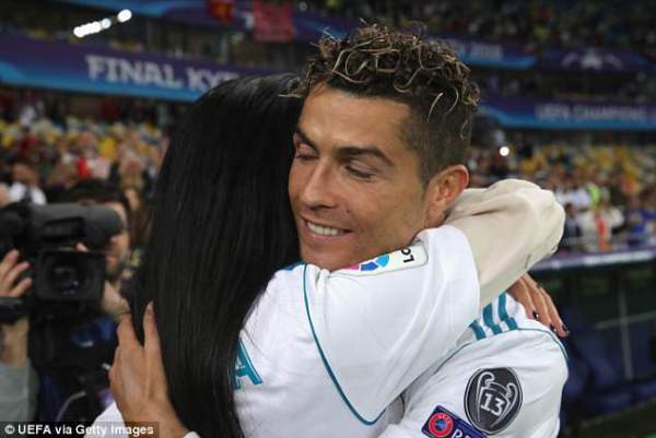 Bạn gái hôn chúc mừng Ronaldo 3