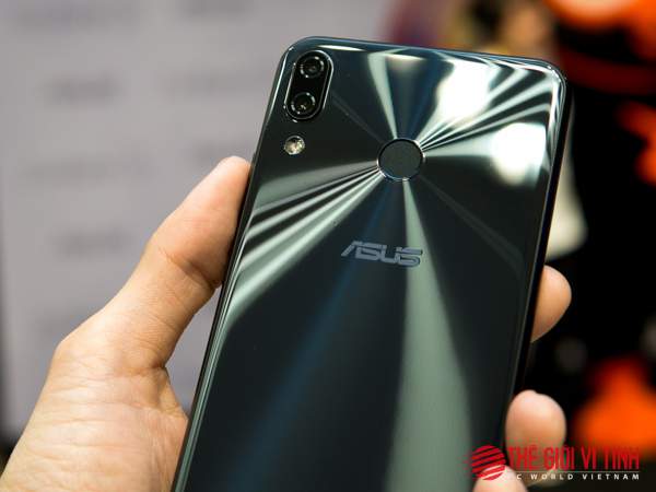 Asus ZenFone 5 giá 7,99 triệu đồng, bán độc quyền tại FPT Shop 4