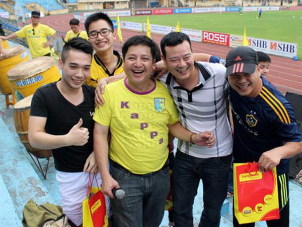 Nghệ sĩ Việt kẻ cười, người méo mặt, ê chề vì… bóng đá 2
