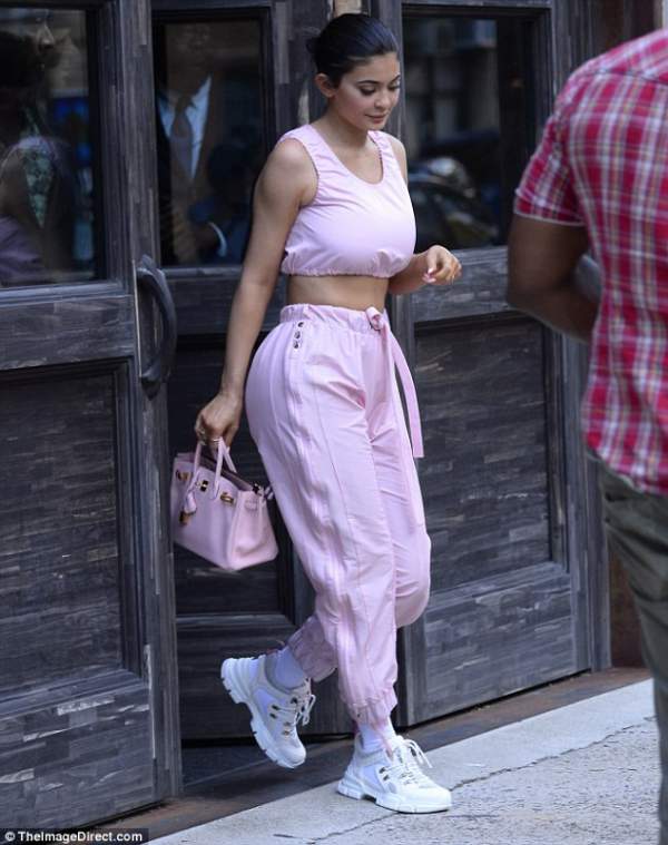 Kylie Jenner gợi cảm ra phố với cây đồ màu hồng 6