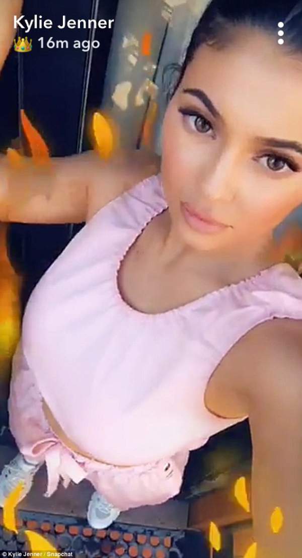 Kylie Jenner gợi cảm ra phố với cây đồ màu hồng 9