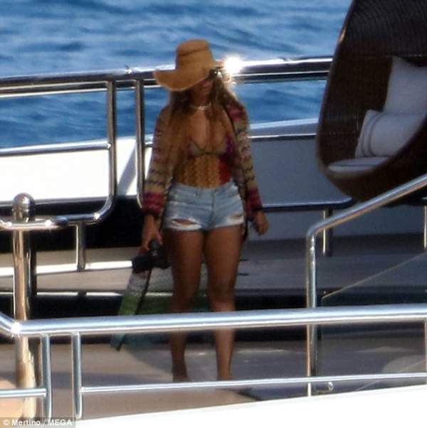 Beyonce khoe ngực đầy đặn trong kỳ nghỉ 3