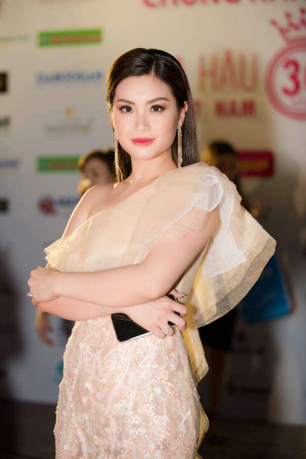 Sau 20 năm đăng quang, Hoa hậu Ngọc Khánh vẫn khiến đàn em “lu mờ” trên thảm đỏ 12