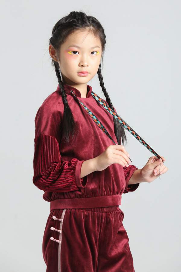 Mẫu nhí 10 tuổi “thần thái” như bản sao siêu mẫu số 1 châu Á 14