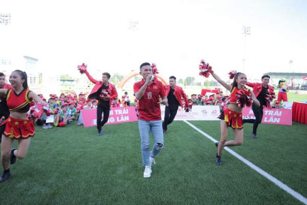 Tuấn Hưng và Tú Dưa bất ngờ hội ngộ trong Sự kiện bóng đá thiếu niên tại Hà Nội 1