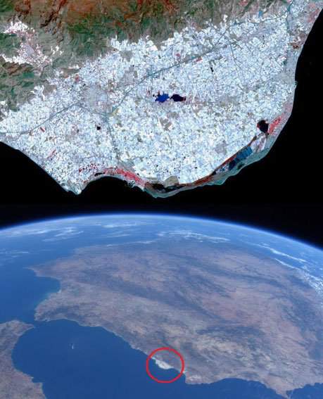 Ở Tây Ban Nha có một khu vực nhà kính trồng cây san sát, nhìn thấy được từ quỹ đạo 3
