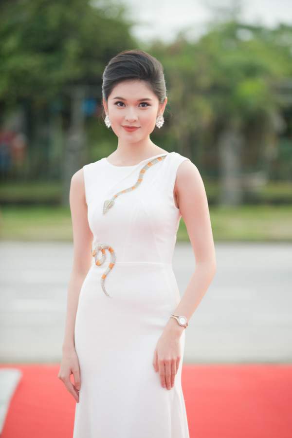 Sau 20 năm đăng quang, Hoa hậu Ngọc Khánh vẫn khiến đàn em “lu mờ” trên thảm đỏ 6