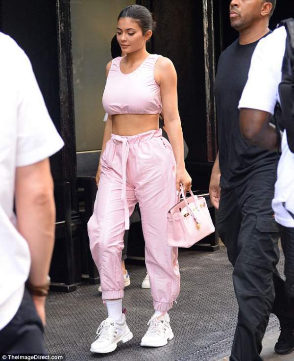 Kylie Jenner gợi cảm ra phố với cây đồ màu hồng 4