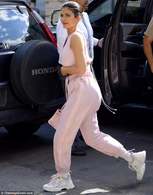 Kylie Jenner gợi cảm ra phố với cây đồ màu hồng 3