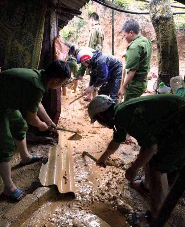 Nghệ An: Công an, đoàn viên dầm mưa dọn đường, vận chuyển tài sản giúp dân sau lũ 2