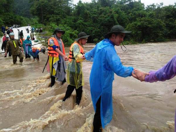 Nghệ An: Công an, đoàn viên dầm mưa dọn đường, vận chuyển tài sản giúp dân sau lũ 5
