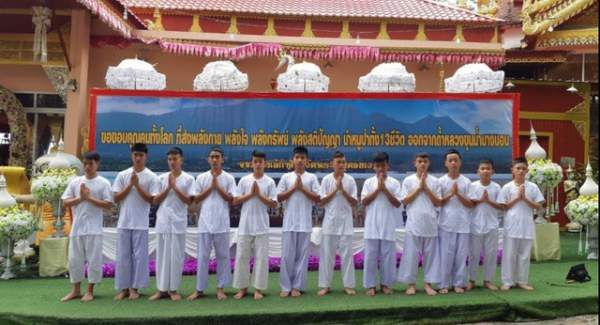 Đội bóng nhí Thái Lan bắt đầu nghi lễ đi tu sau khi được giải cứu 2