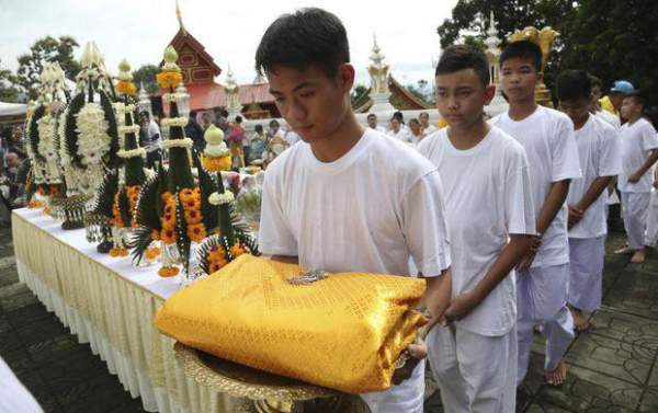 Đội bóng nhí Thái Lan bắt đầu nghi lễ đi tu sau khi được giải cứu 5