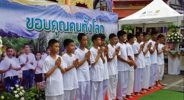 Đội bóng nhí Thái Lan bắt đầu nghi lễ đi tu sau khi được giải cứu 7
