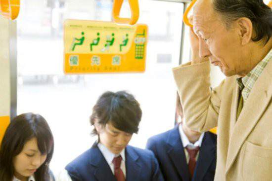 Vì sao người già ở Nhật không được nhường ghế trên tàu điện ngầm? 3