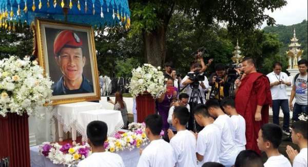 Đội bóng nhí Thái Lan bắt đầu nghi lễ đi tu sau khi được giải cứu 6