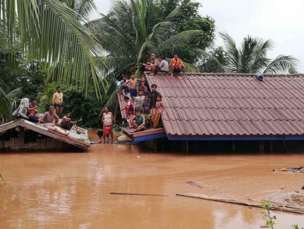 Làng mạc Lào chìm biển nước sau sự cố vỡ đập thủy điện 3