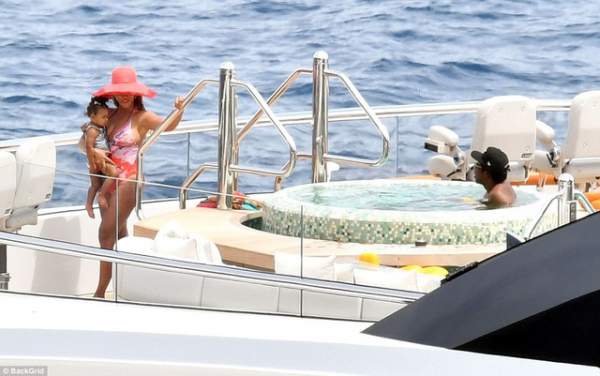 Vợ chồng Beyonce Knowles thư giãn trên du thuyền 180 triệu USD 19