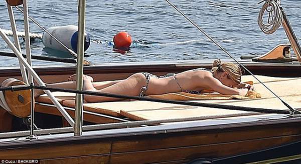Sienna Miller khoe dáng chuẩn trong kỳ nghỉ tại Ý 5