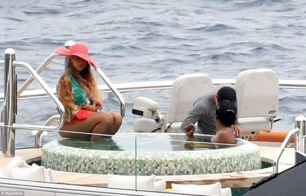 Vợ chồng Beyonce Knowles thư giãn trên du thuyền 180 triệu USD 15