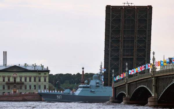 Dàn tàu chiến Nga diễn tập rầm rộ chuẩn bị duyệt binh 4