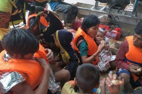 Đội cứu hộ Thái Lan giải cứu bé trai qua dòng lũ xiết ở Lào 2