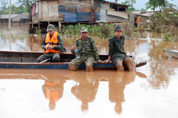 Nước rút bùn ngập, người Lào chật vật trở về nhà sau sự cố vỡ đập 10