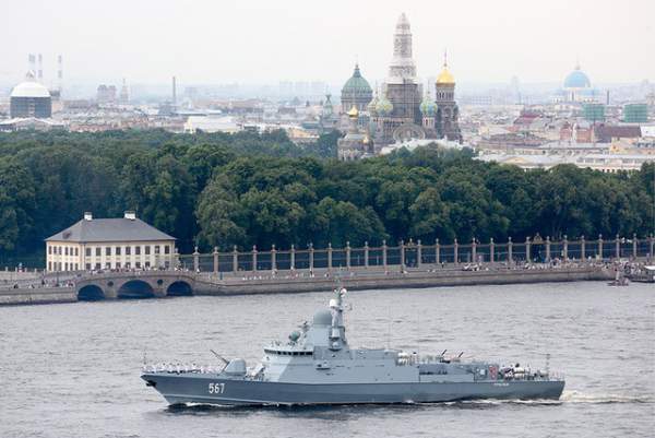Dàn tàu chiến Nga diễn tập rầm rộ chuẩn bị duyệt binh 7