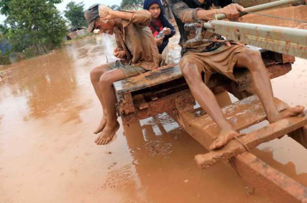 Nước rút bùn ngập, người Lào chật vật trở về nhà sau sự cố vỡ đập 7