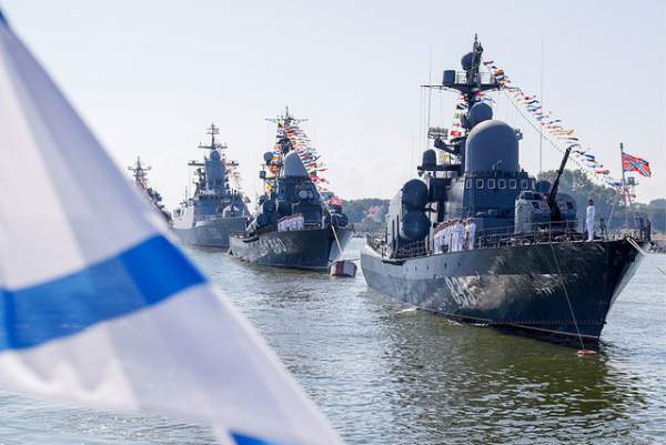 Dàn tàu chiến Nga diễn tập rầm rộ chuẩn bị duyệt binh 12