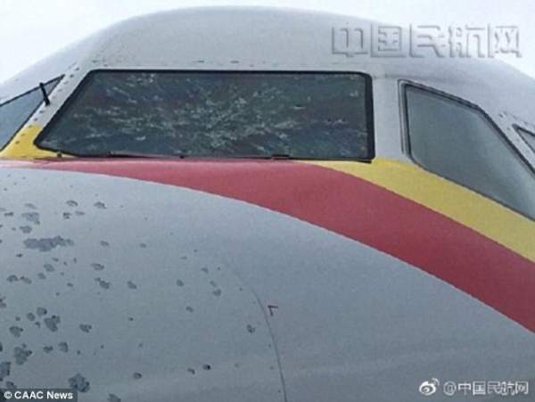 Máy bay Trung Quốc nứt kính, lõm đầu vì trúng mưa đá trên không 3