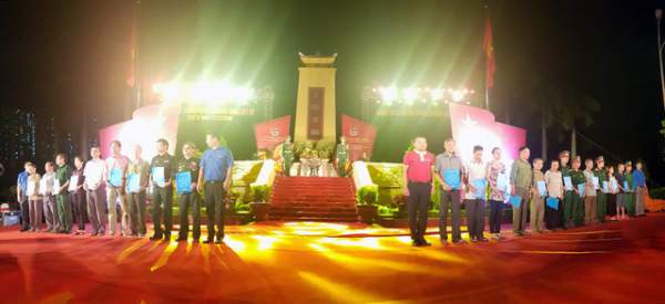 Hơn 1.500 Đoàn viên, thanh niên Thủ đô thắp nến tri ân các anh hùng liệt sĩ 2