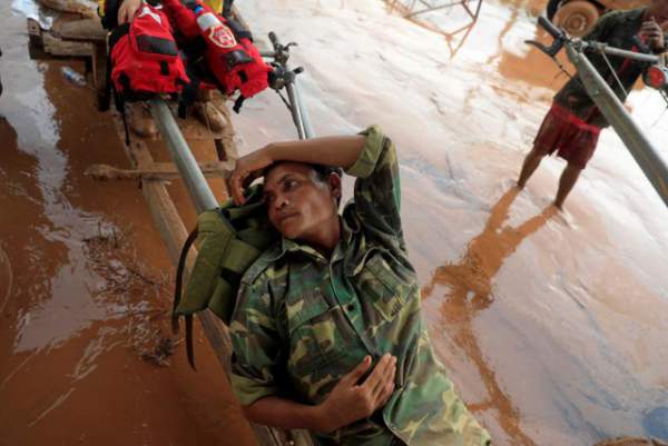 Nước rút bùn ngập, người Lào chật vật trở về nhà sau sự cố vỡ đập 14