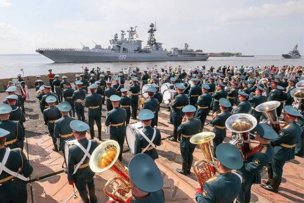 Dàn tàu chiến Nga diễn tập rầm rộ chuẩn bị duyệt binh 5