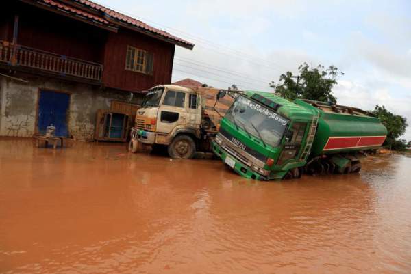 Nước rút bùn ngập, người Lào chật vật trở về nhà sau sự cố vỡ đập 13