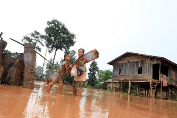 Nước rút bùn ngập, người Lào chật vật trở về nhà sau sự cố vỡ đập 6