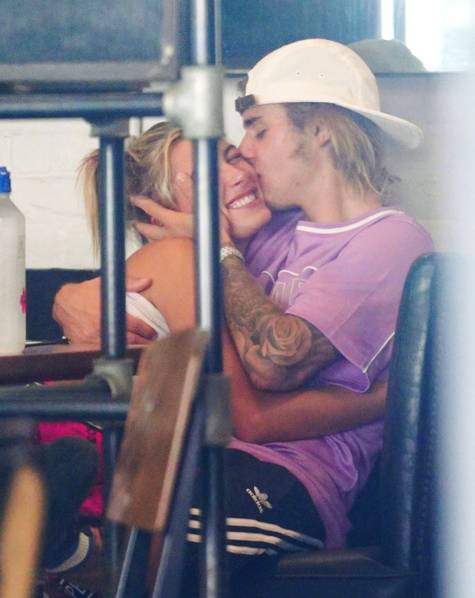 Justin Bieber âu yếm vợ tương lai trong quán cafe 5
