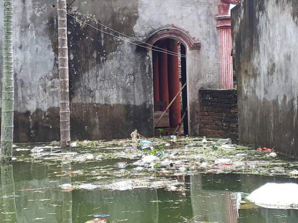 Kinh hoàng “biển rác” bủa vây người dân ngoại thành Hà Nội sau mưa lũ 5