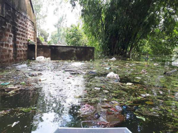 Kinh hoàng “biển rác” bủa vây người dân ngoại thành Hà Nội sau mưa lũ 6