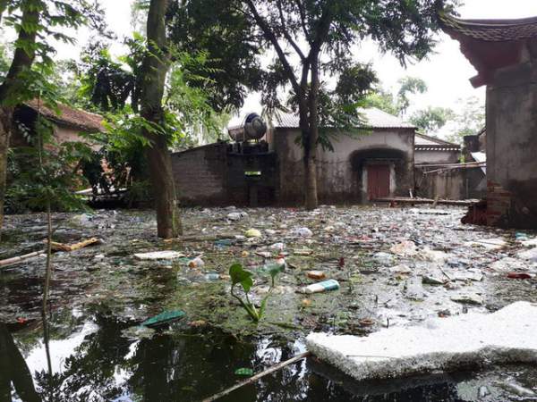 Kinh hoàng “biển rác” bủa vây người dân ngoại thành Hà Nội sau mưa lũ 3