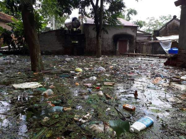 Kinh hoàng “biển rác” bủa vây người dân ngoại thành Hà Nội sau mưa lũ 8