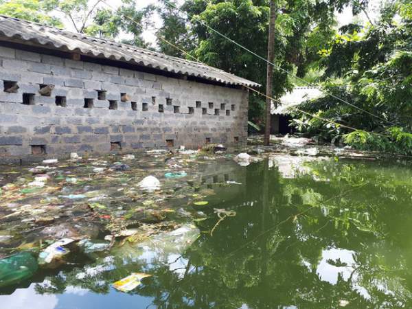 Kinh hoàng “biển rác” bủa vây người dân ngoại thành Hà Nội sau mưa lũ 9